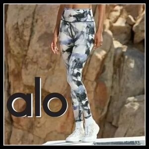 ALO YOGA Women’s Vapor High-Waist Graffiti Tie Dye Legging Size (M) Like NEW